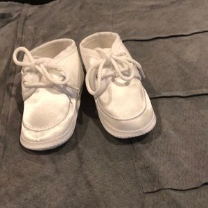 Swea pea & lilli white crib shoes size 0